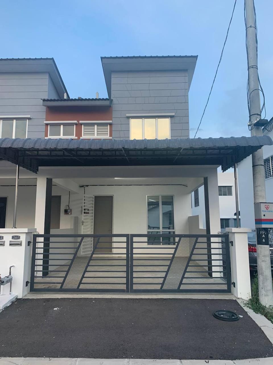 2Storey Asraf'S Homestay Seri Iskandar Exterior photo